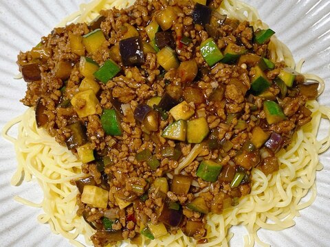 ご飯にかけてもおいしい！茄子の【ジャージャー麺】